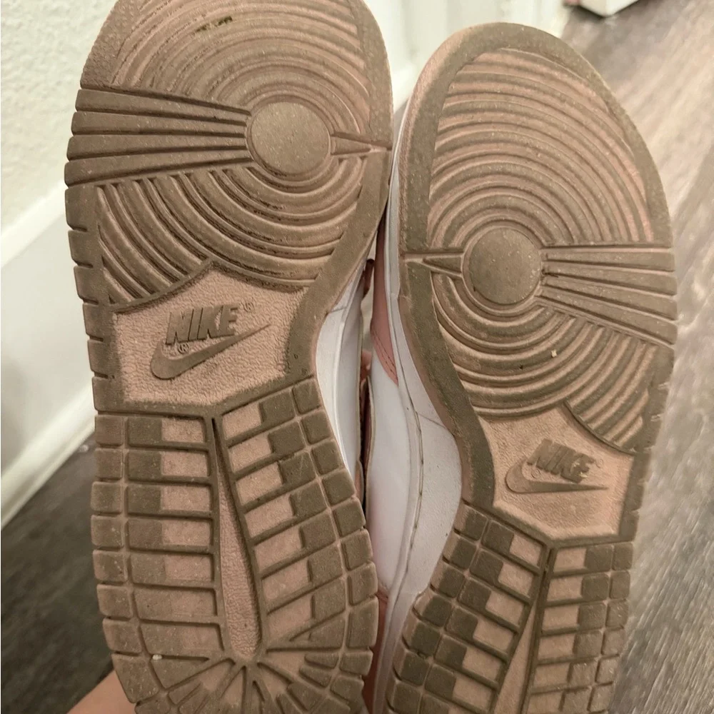 Nike Low-Top Sneakers in Dusty Pink and Red Logo - Picture 6 of 7